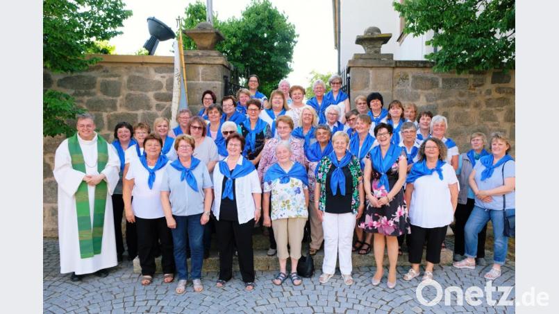 Nach dem Festgottesdienst versammeln sich die Mitglieder des KDFB-Zweigvereins Oberbibrach mit Pfarrer Adrian Kugler (links) vor den Stufen zur Expositur-Kirche St. Johannes Evangelist. Bild: do