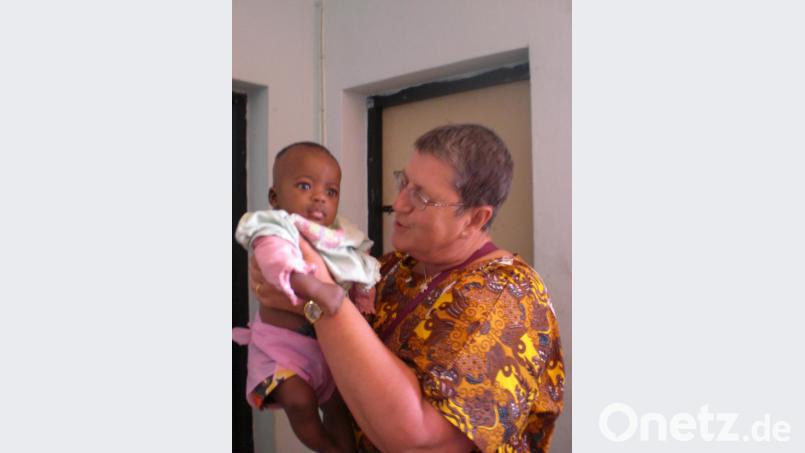 Hildegard Witt beim Besuch in der Krankenstation Litembo/Tansania. Bild: exb