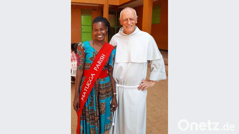 Christin Marble mit der Matugga-Schärpe begleitet Pater Stanislaus zum Ugandafest nach Neustadt. Die Familie des Franziskaner-Minoriten hat die junge Frau nach Polen eingeladen. Bild: exb