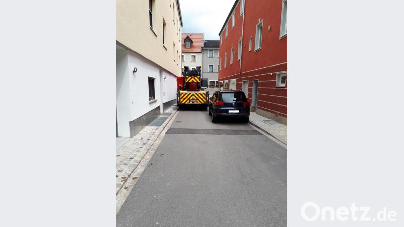 Durch parkende Fahrzeuge ist ein Rettungseinsatz bei einem Notfall in der Sophienstraße nicht möglich. Die Stützpunktfeuerwehr mit Kommandant Mario Dobmayer führte den Gremiumsmitgliedern des Verkehrsausschusses die prekäre Situation deutlich vor Augen. Abhilfe soll nun eine Feuerwehranfahrtszone schaffen. Bild: dob