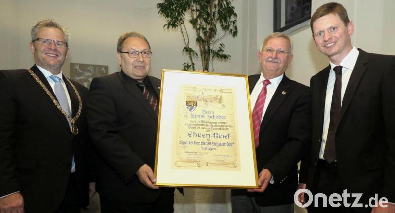 Oberbürgermeister Andreas Feller (links), Alt-OB Helmut Hey (Zweiter von rechts) und der amtierende Vorsitzende des Stadtverbandes für Sport, Thomas Fink (rechts), verliehen Ernst Schober (Zweiter von links) im April 2017 den Ehrenbrief des Sports der Stadt Schwandorf. Archivbild: Hirsch
