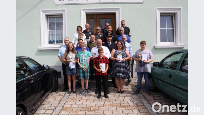 Generationsübergreifend gut getroffen haben die Bestplatzierten des Kreisvergleichsschießens der Soldatenkameradschaften. Hierzu gratulieren Soldatenbunds-Kreisvorsitzender Richard Hofmann (zweite Reihe, rechts), Kreisschießwart Herbert Betzl (zweite Reihe, links), der Burkhardsreuther Ortsvorsitzende Markus Reiß (zweite Reihe, Zweiter von rechts) und Bürgermeisterin Carmen Pepiuk (oben, links). Bild: bjp