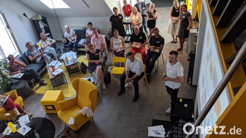 Wie der Service-Design-Ansatz in der Praxis umgesetzt werden kann, zeigte auch Thomas Franz (vorne rechts), Geschäftsführer der „C3 marketing agentur“. Bei der Veranstaltung der IHK bei C3 empfahl Franz auch mehr Mut zu Fehlern. „Denn nur wer wagt, kann auch gewinnen“, so der C3-Geschäftsführer. Bild: axs