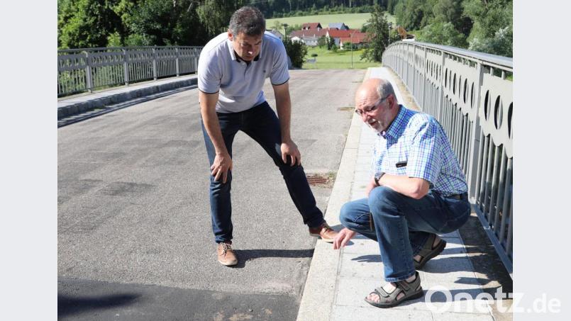 Für rund 20000 Euro wurden auch verschiedene Mängel wie Verfugungen an den Gehwegen und Höhenversätze an den Bauwerksfugen beseitigt. Bild: Götz