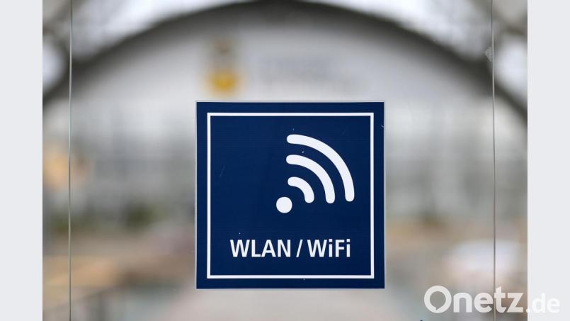 Ein Hinweisschild auf einen W-LAN-Hotspot. Bild: Jan Woitas/ZB/dpa