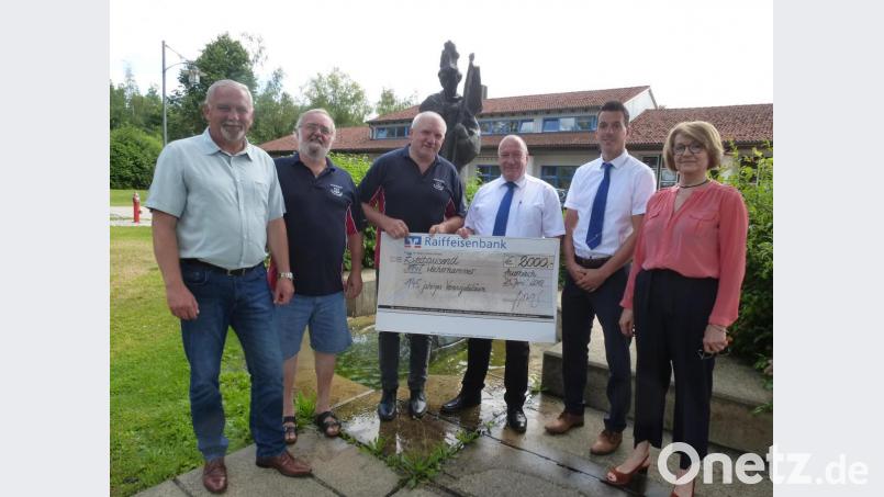 Geschenk zum 145. Geburtstag: Am Floriansbrunnen übergibt Frank-Eckhard Kirchhof einen 2000-Euro-Scheck an Rajmund Buchmann. Mit dabei (von links): Aufsichtsratsvorsitzende Eva Birkmüller und GSTL Dominik Pritzl (von rechts) sowie Bürgermeister Ludwig Biller und Feuerwehr-Vizechef Hans Säckl. Bild: bk
