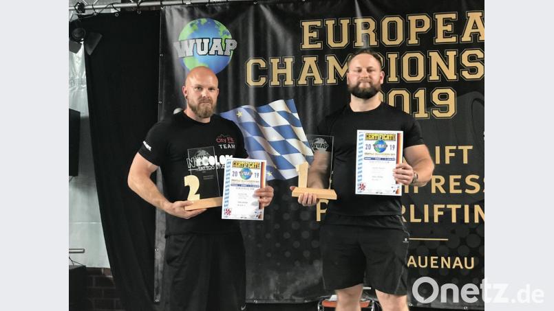 Die Athleten des KSP Weiden fuhren bei der EM Erfolge ein. Beim Bankdrücken wurde Tim Kassner (links) Zweiter in seiner Gewichtsklasse, Mariusz Matejko gewann in seiner Klasse den Titel. Bild: exb