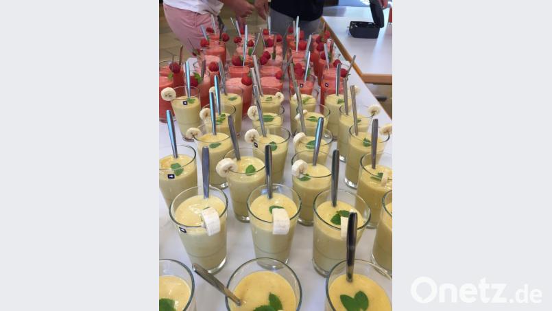 Die Smoothies schmeckten nach Erdbeere oder Mango. Alle Erasmus-Gymnasiasten kamen am Mittwoch in den Genuss dieser vitaminreichen Erfrischung. Bild: Katrin Schön