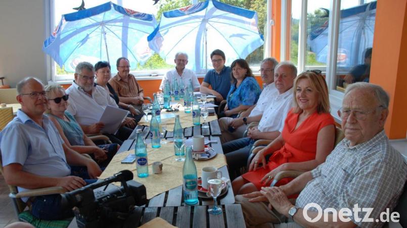 „SPD vor Ort“: MdB Marianne Schieder (Fünfte von rechts) hatte zum kommunalen Fachgespräch auf die Terrasse der Freibad-Gaststätte nach Perschen eingeladen. Die drei SPD-Bürgermeister im Landkreis, Kommunalpolitiker und Altlandrat Hans Schuierer (rechts) diskutierten zur „Strabs“. Bild: Portner