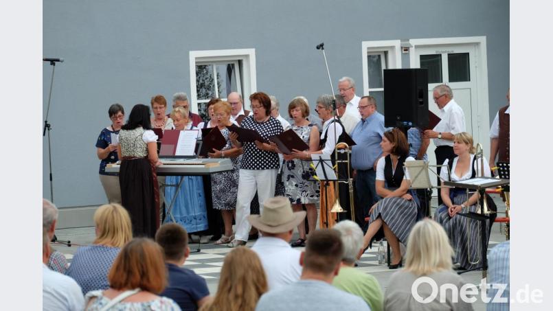 Die Akustik war für den Gesangverein, dank Hauswand im Hintergrund, auch ohne Mikrofone hervorragend. Bild: wlr
