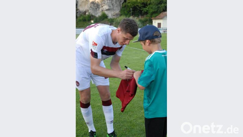 Patrick Erras schrieb auch fleißig Autogramme. Bild: gb
