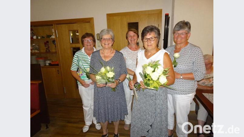 Die beiden Vorsitzenden Waltraud Gebhard (vorne links) und Renate Cistecky (vorne rechts) wurden wie die Beisitzerinnen Agnes Schreyer (hinten links), Marianne Linek (hinten mitte), Johanna Tischler (hinten links) und Leni Würl (nicht auf dem Bild) verabschiedet. Bild: hm