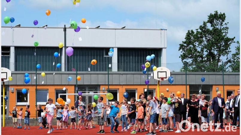 Sie gehen vor Freude in die Luft: Die Ballons, die von den Kindern anlässlich der Feierlichkeiten auf dem Allwetterplatz losgelassen werden. Bild: wlr