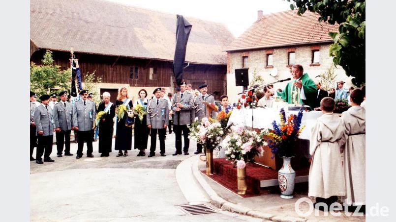 Die Vereinsfahne wurde vor 20 Jahren restauriert und von Pater Johannes gesegnet. Bild: ü