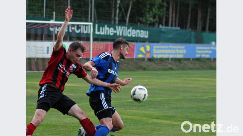 Weidens Benjamin Werner (rechts) entwischt SC-Verteidiger Sebastian Urban. Bild: otr