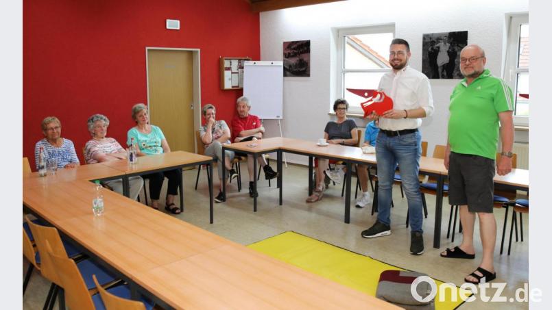 Eine Auffrischung in Sachen Erste Hilfe vermittelte den Teilnehmern BRK-Bereitschaftsleiter Sven Lehner (zweiter von rechts). Mit auf dem Bild Roland Lochner vom Generationen Netzwerk der Stadt. Bild: njn