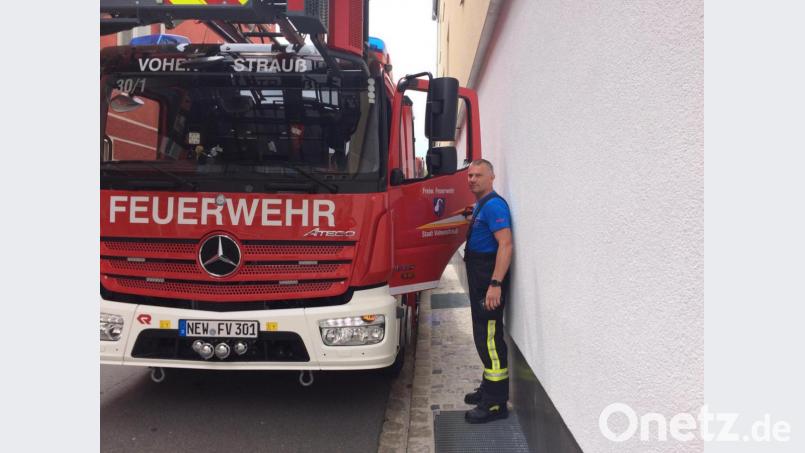 Durch parkende Fahrzeuge ist ein Rettungseinsatz bei einem Notfall in der Sophienstraße nicht möglich. Die Stützpunktfeuerwehr mit Kommandant Mario Dobmayer führte den Gremiumsmitgliedern des Verkehrsausschusses die prekäre Situation deutlich vor Augen. Ein schlanker Feuerwehrmann wie der Kommandant kommt gerade noch aus dem Führerhaus der Drehleiter. Bild: dob