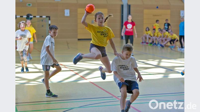 Die Mannschaften lieferten sich packende Begegnungen: Das Grundschulturnier stellte die ganze Dynamik des Handballsports unter Beweis. Das Bild zeigt die spätere Torschützenkönigin Sarina Krämer (Grundschule Teunz) beim erfolgreichen Wurf. Bild: gud