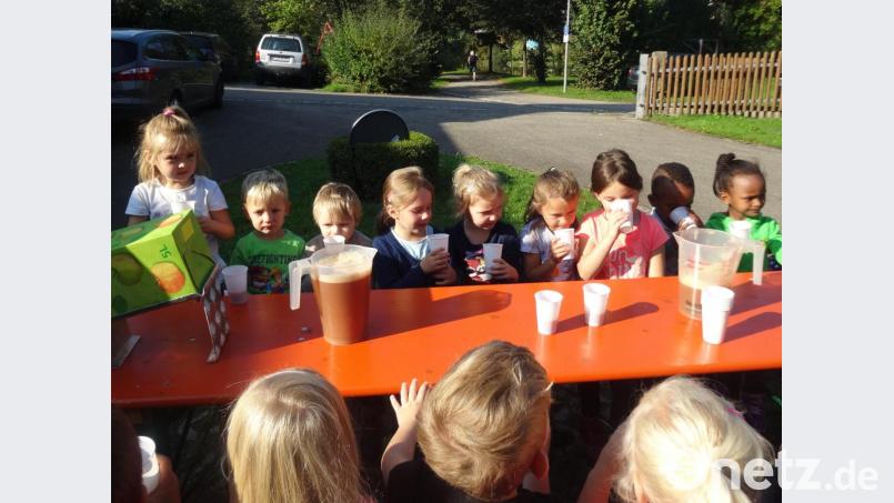 ... die süße Frucht der Belohnung: Apfelsaft frisch aus der Presse. Stolze 700 Liter waren es 2018. Bild: Katholischer Kindergarten Tirschenreuth