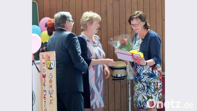 Zum Jubiläum wurden unter den Schulen auch Geschenke ausgetauscht: (von links) Miroslav Kriz und Jaroslava Markova von der 4. Grundschule in Eger überreichen ein Präsent an die Etzenrichter Schulleiterin Gabriela Bäumler. Bild: wlr