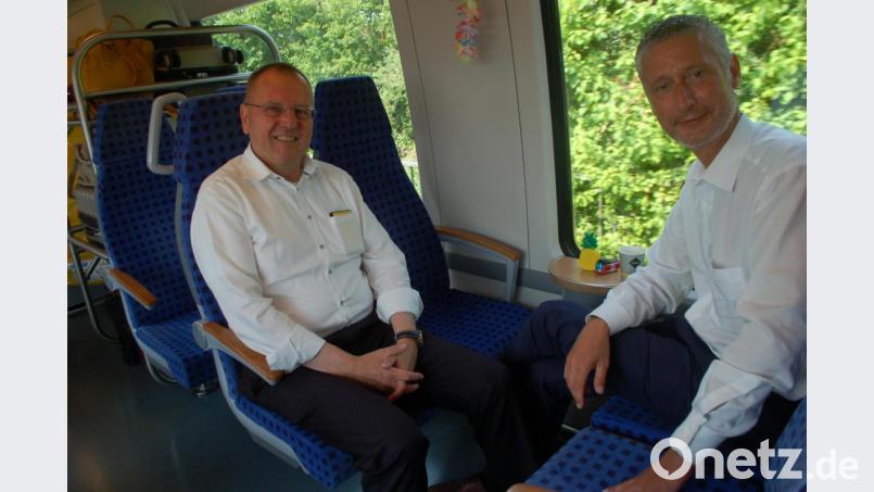 Pressekonferenz im Zug: Thomas Prechtl (links), Sprecher der BEG-Geschäftsführung, und Hansrüdiger Fritz, Vorsitzender der Regionalleitung Bayern der DB Regio, sind mit der Auslastung des Flughafenexpresses in den ersten sechs Monaten zufrieden. Bild: gib