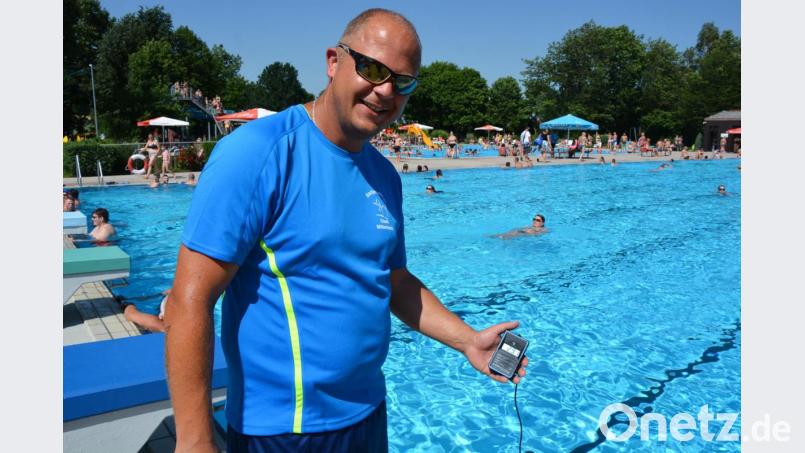 Bademeister Stefan Helgert zeigte es auf dem Thermometer: 29,1 Grad betrug die Wassertemperatur im Schwimmerbecken. Bild: jr