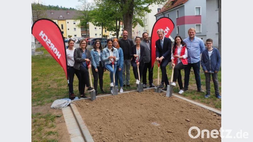 Symbolischer Spatenstich für ein autonomes Gewächshaus am Schwandorfer Gauss-Gymnasium: Cornelia Horsch (Sechste von rechts) und Schulleiter Johannes Werner (Vierter von rechts) zusammen mit Kollegen, Schülern und Auszubildenden. Bild: privat