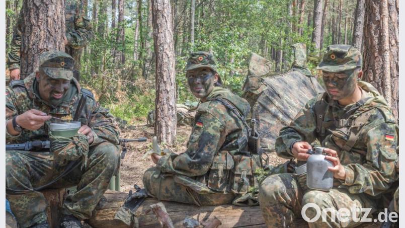 Am Platz der Gruppe wird gegessen und abends auch mal über Privates gesprochen. Bild: hbe