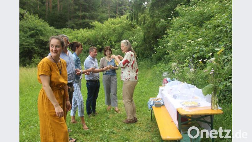 Schirin Oeding (ganz links) und ihre Mama Brita (ganz rechts) freuen sich über die Gäste auf dem Michlbauerhof. Bild: kmo