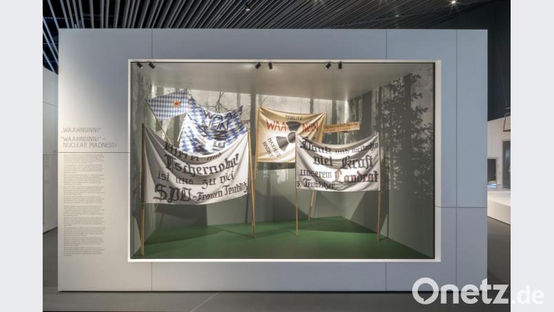 WAA: Selbstgestaltete Fahnen und Banner aus dem Anti-WAA-Protest in Wackersdorf haben eine eigene Bühne im Museum bekommen. Bild: Haus der Bayerischen Geschichte/www.altrofoto.de