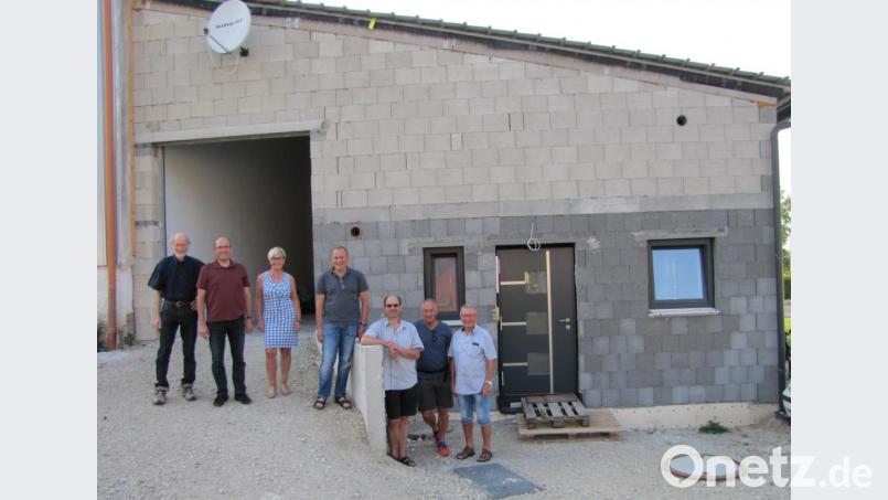 Als Musterbeispiel für Zusammenhalt und Leben im ländlichen Raum bezeichneten die Hirschauer SPD-Stadträte das neue Gemeinschaftshaus in Burgstall (von links): Günther Amann, Josef Birner, Karin Waldhauser, Ortssprecher Hans Scharl, Michael Högl, Wolfgang Bosser und Rudolf Wild. Bild: ag