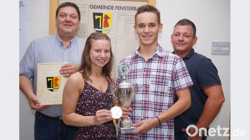 Bürgermeister Christian Ziegler (links) hatte die Deutschen Vizemeister Antonia Schmid und Julian Minks sowie ihren Trainer Bernd Peter(rechts) ins Rathaus nach Wolfring eingeladen und um einen Eintrag ins Goldene Buch der Gemeinde gebeten. Bild: nib