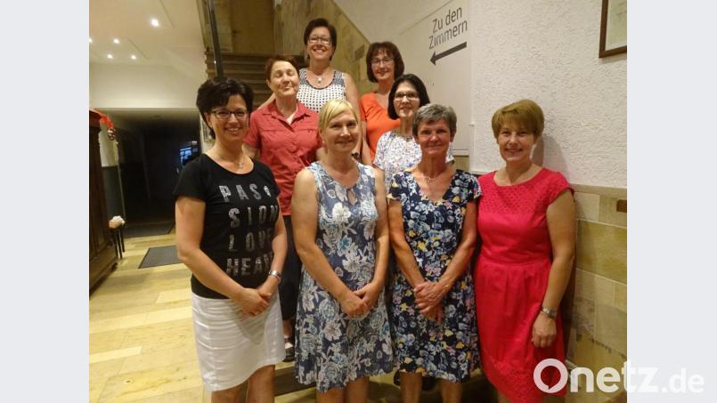 Das neue Vorstandsteam Cornelia Reis und Elisabeth Kessler ( vorne Mitte) werden von Kassenverwalterin Evi Schreyer (vorne links), Schriftführerin Petra Demleitner sowie den Beisitzerinnen Irmgard Fenzl, Regina Hösl, Maria Richthammer und Maria Arbter unterstützt. Bild: hm