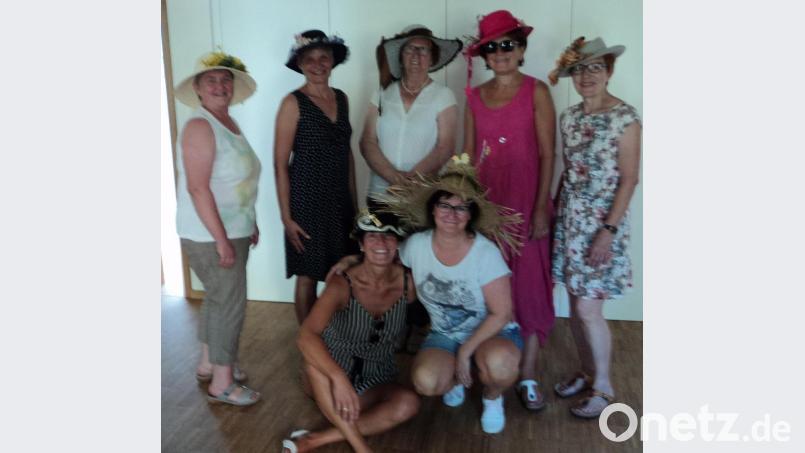 Für jedes Gesicht eine andere Form: Der Frauenbund verkauft beim Bürgerfest Hutkreationen. Bild: ksi