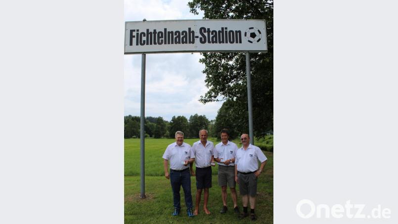 Manfred Vetter (von links), Robert Söllner und Alois Vetter erhielten aus den Händen von Egid Kellner die Ehrenamtskarten überreicht. Bild: soj