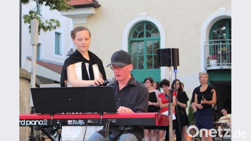 Anna Lottner leitet nicht nur den Chor, sie hält auch mal das Mikrofon: Andreas Schaumberger singt und spielt &quot;When she loved me&quot;. Bild: Dagmar Williamson, dwi