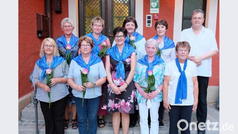 Für 20-, 25- und 30-jährige Mitgliedschaft werden 10 Frauen mit der silbernen Ehrennadel des Katholischen Frauenbundes ausgezeichnet. Schatzmeisterin Gisela Ruder erhält die goldene Ehrennadel. Es gratulieren Irmi Bauer (Bildmitte), stellvertretende Bezirksvorsitzende Rita König (Zweite von rechts) und Pfarrer Adrian Kugler (rechts). Bild: do