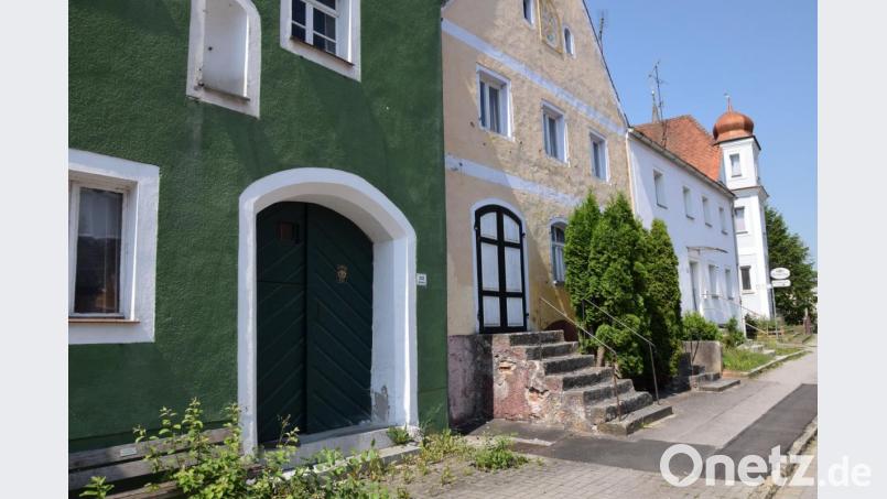 Türen und Tore sind oft schon seit Jahre verschlossen. Dominante Leerstände prägen das Ortsbild in Hohenburg. Dem wollen jetzt Bürgermeister und Marktgemeinderat entgegensteuern. Bild: bö