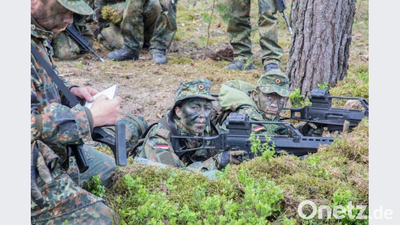 Lena Frank (Mitte) absolviert auf dem Übungsplatz bei Freihöls ein Übungslager im Zuge ihrer Grundausbildung bei der Bundeswehr. Die Matrosin kommt gebürtig aus Niederbayern. Bild: hbe