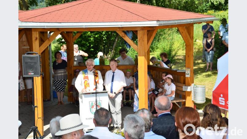 Pfarrer Georg Hartl und Pfarrer Dieter Schinke (von links) segnen das Areal des neuen Dufthangs. Bild: fjo