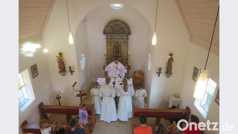 Kaplan Florian Weindler zelebrierte den Gottesdienst zum Patrozinium der Kapelle in Hiltersdorf. Bild: exb