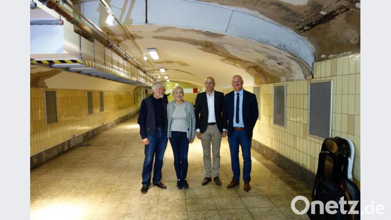 Sie eröffnen nächsten Dienstag einen neuen Kunstraum in der ehemaligen Unterführung des Regensburger Bahnhofs: (von links) Hans Simon-Pelanda und Regina Hellwig-Schmid (donumenta), Ferdinand Schmack (Immobilien Schmack und Walter Reichenberger (Leiter Bahnhofsmanagement Regensburg). Bild: Susanne Wolke