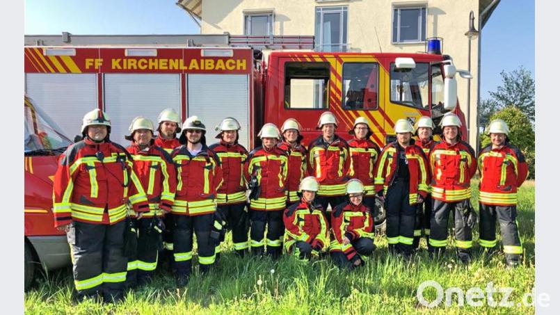 Die Feuerwehr in neuen Schutzanzügen. Bild: exb