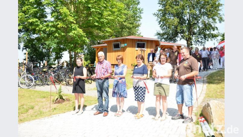 Ein symbolisches Band durchtrennen (von links) Daniela Rieger, Alois Habeck, Margit Reichenberger, Gertie Kreuzer, Monika Zeitler-Kals und Armin Bauer. Bild: fjo
