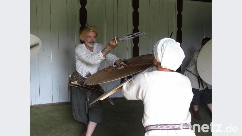 Das war&#039;s dann wohl: Der Meister Roland Warzecha hält die Waffe gegen Viktoria. Beim echten Kampf im Frühmittelalter hätte sie das wahrscheinlich nicht überlebt. Bild: ubb