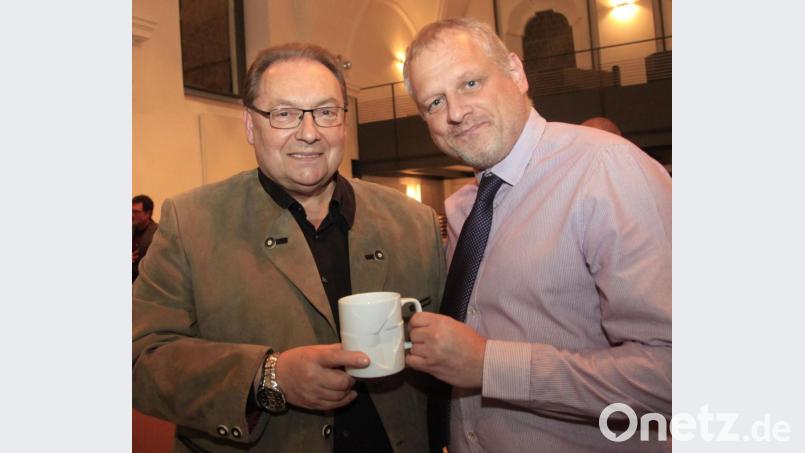 Freundschaft, die verbindet: Der Bürgermeister von Sokolov, Jan Picka (rechts), bedankt sich bei Ernst Schober (links) mit einem Unikat aus der tschechischen Partnerstadt. Archivbild: Hirsch