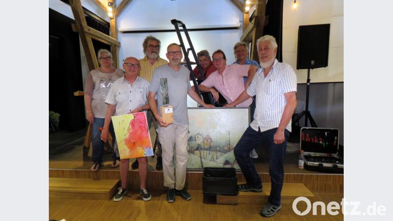 Das Aufbauteam hat ganze Arbeit geleistet. Am Montag wurden die 81 Werke auf drei Etagen verteilt ins beste Licht gerückt – für hoffentlich zahlreiche Besucher während der vier Ausstellungswochen. Bild: ubb