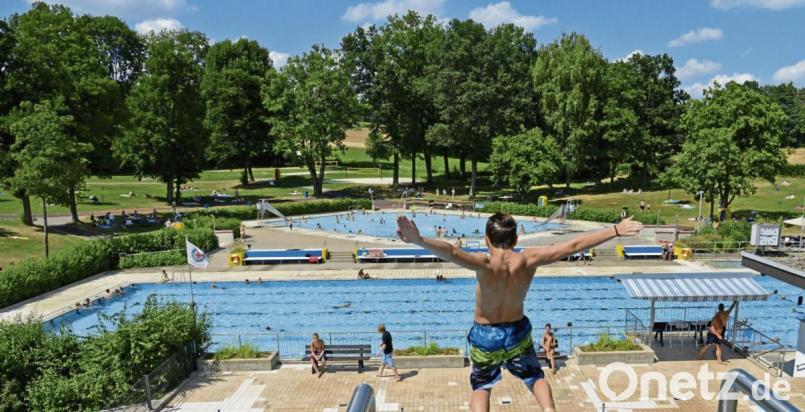 Unter den Bäumen im Waldbad sind auch einige Eichen. In deren Bereich, sollten die Badegäste besondere Vorsicht walten lassen. Bild: Petra Hartl
