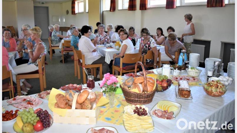 Der Katholische Frauenbund serviert den Gästen ein leckeres Frühstück. Bild: rgr