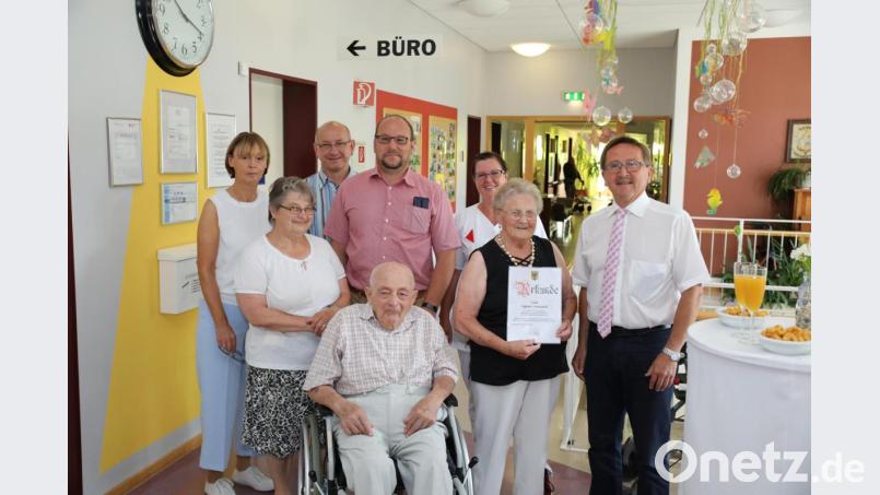 Agnes Ponnath (Zweite von rechts) feiert ihren 90. Geburtstag. Mit auf dem Bild ihr Ehemann Josef Ponnath (vorne sitzend) und Tochter Monika (Zweite von links) sowie die Heimleitung (von links) mit Rosi Weiß, Wolfgang Gruber, Andreas Wöhrl und Bürgermeister Hans Donko (rechts). Bild: njn